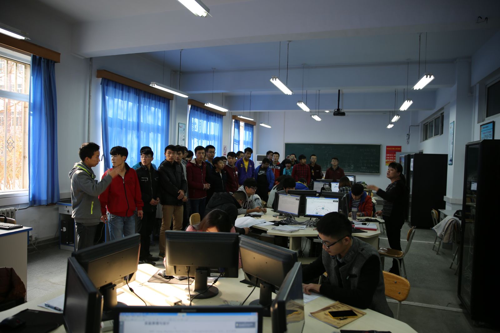 自动化学院2015级新生参观计算机实验中心进行计算机实践认知教育